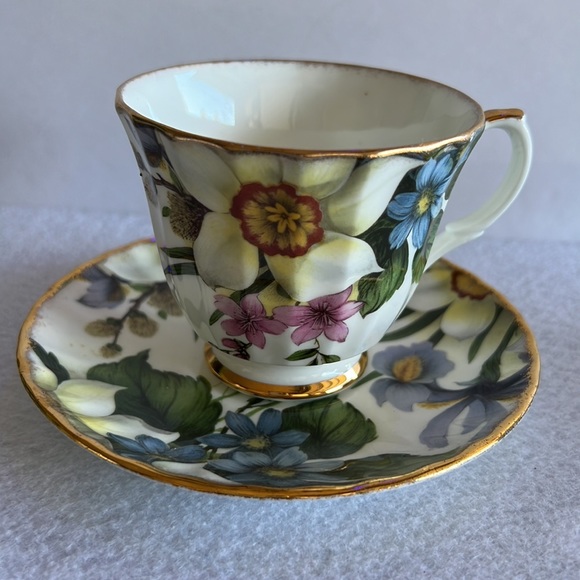Duchness Fine Bone China England teacup and saucer - Picture 2 of 5